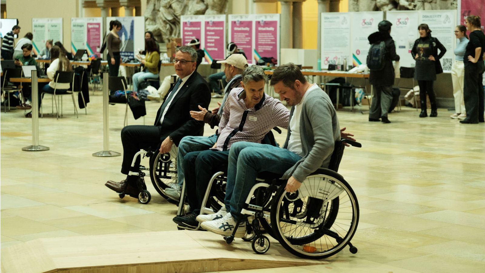Benjamin Börner vom EDI spürte, welche Herausforderung eine Rampe für Rollstullfahrer bedeutet. Auch Rektor Michael Schaepman (hinten links) übte, sich mit eingeschränkter Mobilität fortzubewegen.